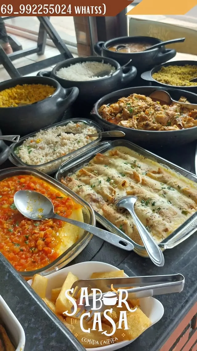 Buffet montado em panelas de barro no Sabor de Casa