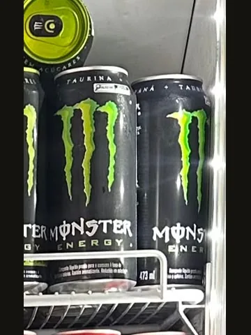 Energético Monster gelado na geladeira