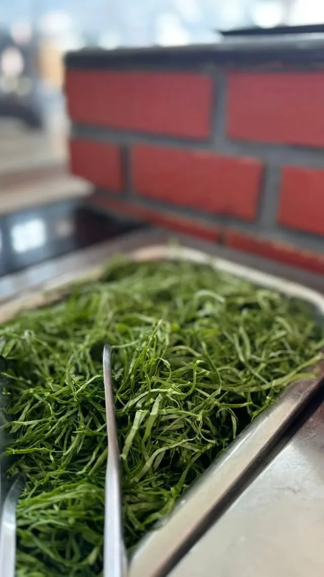 Balcão de saladas do Sabor de Casa