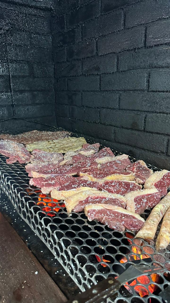 Carne na grelha da churrasqueira do Sabor de Casa