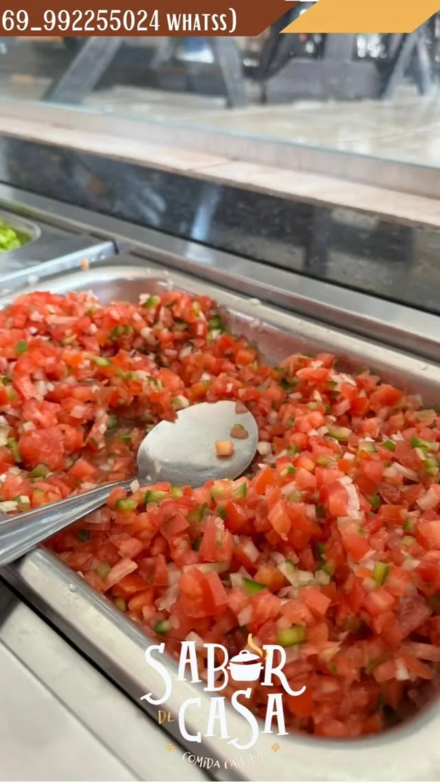 Folhas frescas no balcão de saladas